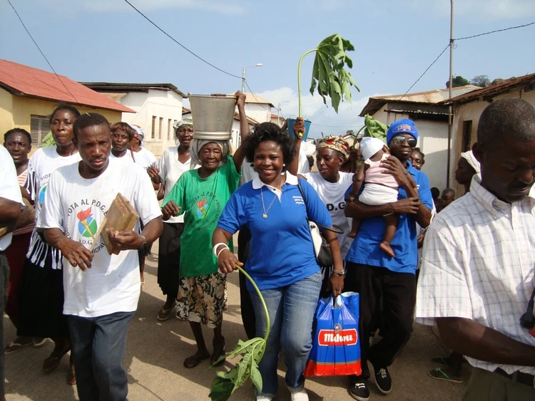 Pövu d'ambö zhunta ku nna nguë ineñ shi fo ma nna nguë sombolo.